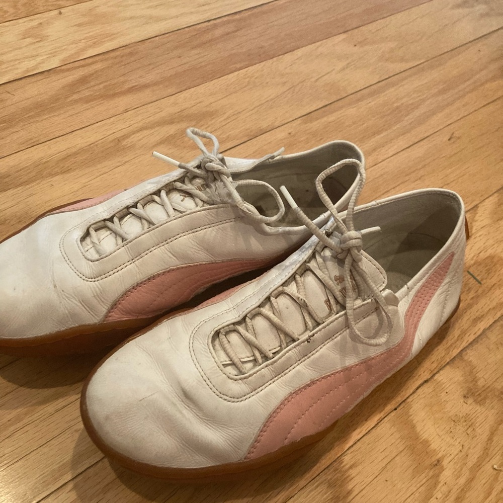 Women’s rare 9.5 white and pink pumas